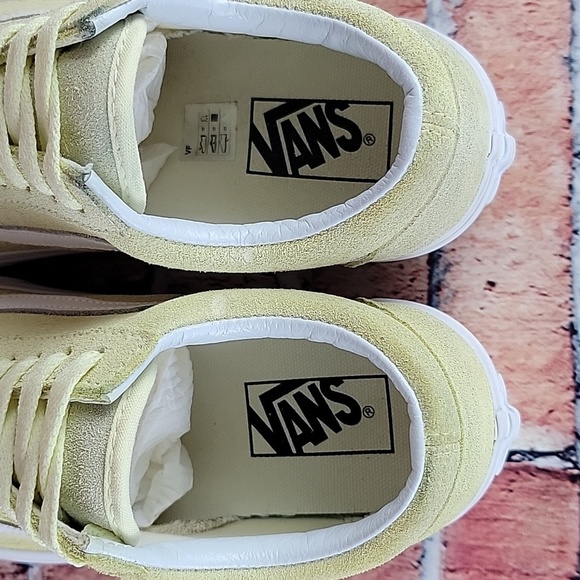 VANS LEATHER LOWTOPS, WOMANS SIZE 6.5 EUC - Picture 9 of 11